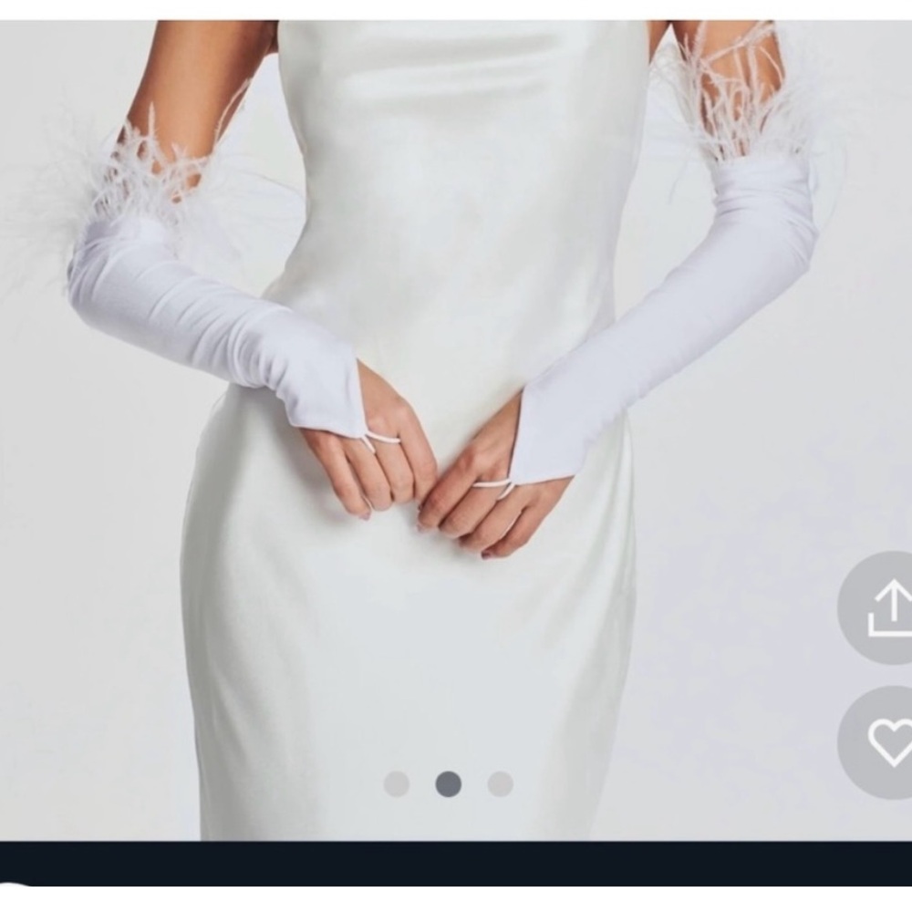 Retrofete white feather gloves, one size.